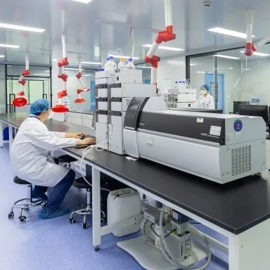 Analyst operating chromatography or mass-spectrometry equipment